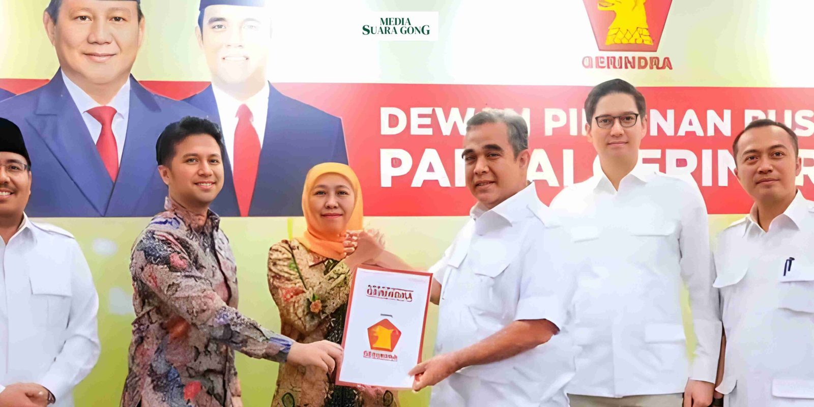 Khofifah Indar Parawansa dan Emil Listianto Dardak menerima Surat Keputusan (SK) B1 KWK dari Partai Gerindra di Jakarta, Sabtu (24/8/2024)