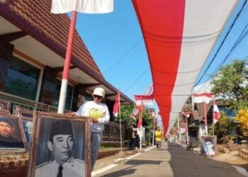 Kreasi Bendera Merah Putih berukuran 308 meter RT 37 RW 06 Dusun Sememek Desa Kebonagung Kecamatan Pakisaji Kabupaten Malang.