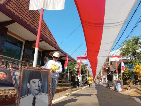 Kreasi Bendera Merah Putih berukuran 308 meter RT 37 RW 06 Dusun Sememek Desa Kebonagung Kecamatan Pakisaji Kabupaten Malang.