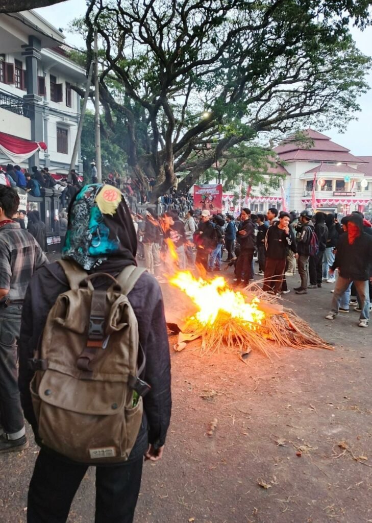 Potret Aksi Unjuk Rasa Di depan Gedung DPRD/sc : Pers/Ind