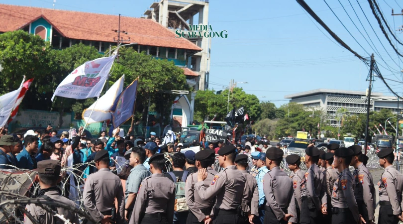 Aksi “Dasa Dosa Jokowi: Borok Jatim” di DPRD Jatim (Media Suaragong)