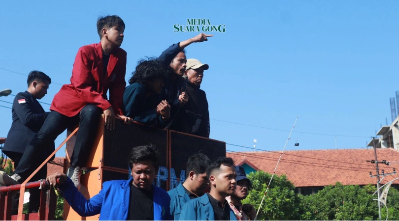 Aksi “Dasa Dosa Jokowi: Borok Jatim” di DPRD Jatim (Media Suaragong)