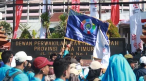 Gaes !!! Aksi “Dasa Dosa Jokowi: Borok Jatim” di DPRD Jatim