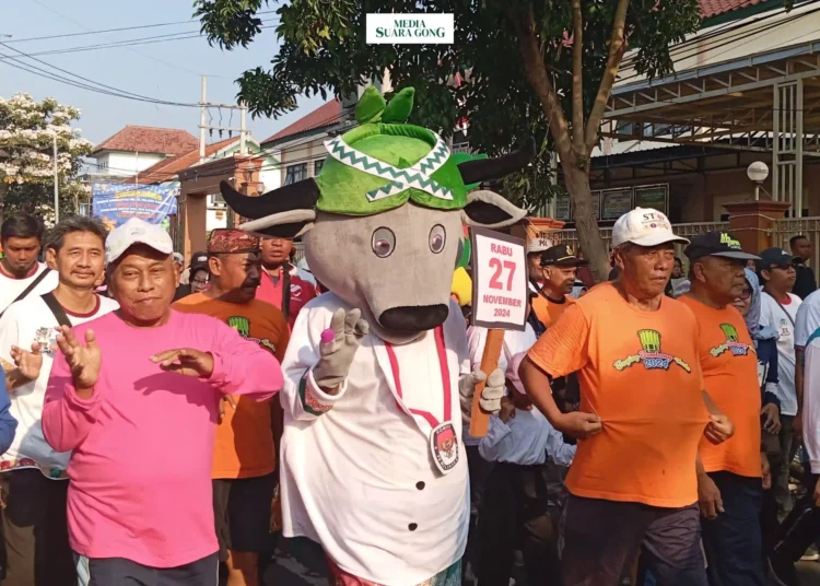 Komisi Pemilihan Umum (KPU) Kabupaten Jombang gelar kirab maskot pilkada 2024 dan jalan sehat, di alun-alun Jombang. Sabtu (28/09/2024).