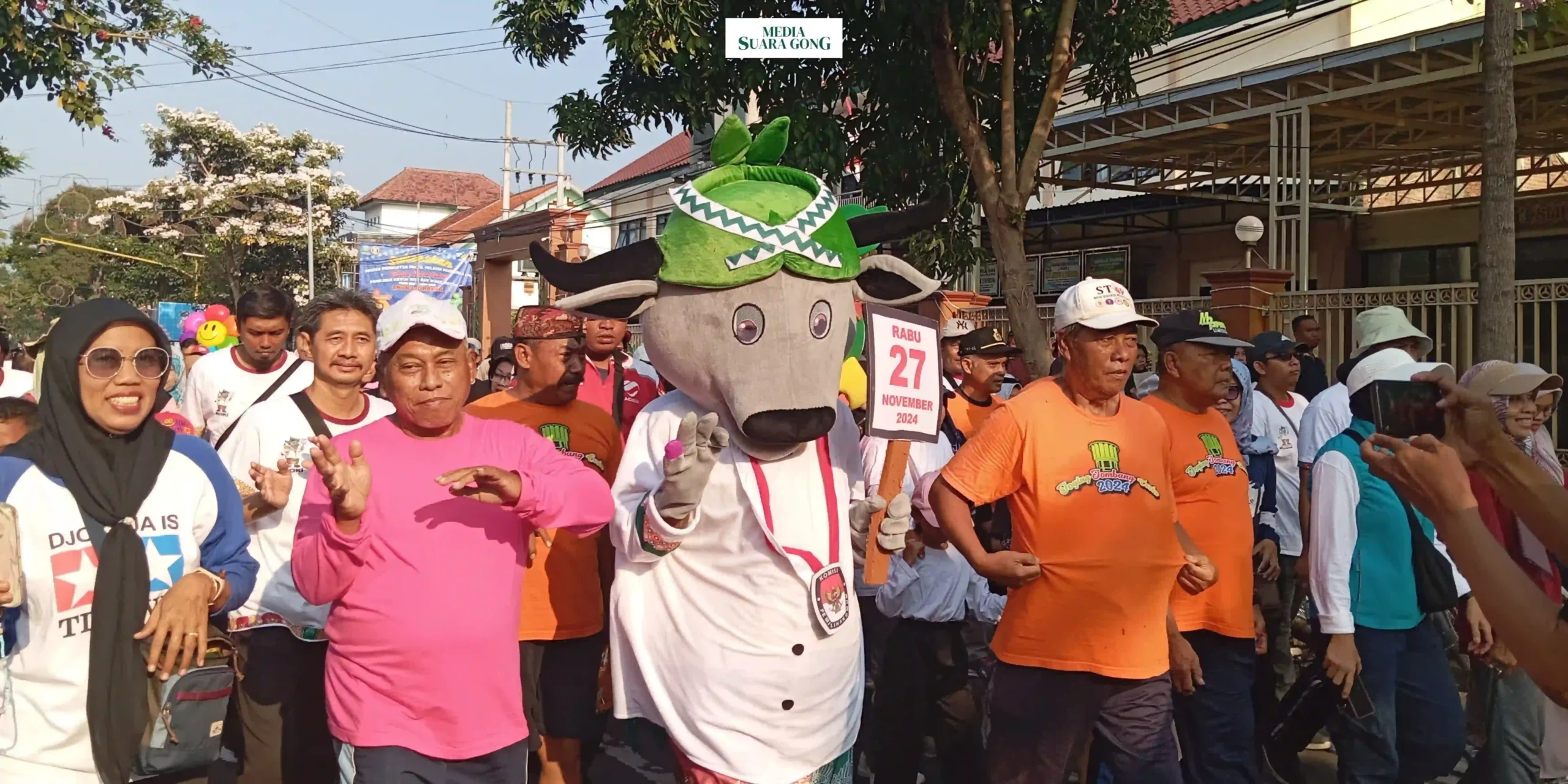 Komisi Pemilihan Umum (KPU) Kabupaten Jombang gelar kirab maskot pilkada 2024 dan jalan sehat, di alun-alun Jombang. Sabtu (28/09/2024).