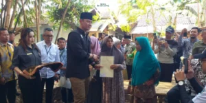 Gaes !!! 52 Warga Pasuruan Terima Sertipikat Tanah Elektronik dari Menteri AHY