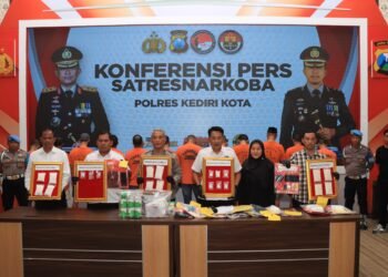 Satresnarkoba Polres Kediri Kota mengungkap sebanyak 10 kasus dengan mengamankan 12 tersangka selama bulan Juli dan Agustus.