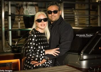 Lady Gaga dan tunangannya, Michael Polansky, mencuri perhatian saat tiba di Italia untuk Festival Film Venesia ke-81 pada hari Senin.