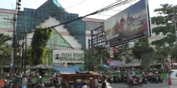 Kota Malang mengalami deflasi yang menunjukkan adanya penurunan daya beli masyarakat. Deflasi ini, meskipun tidak signifikan