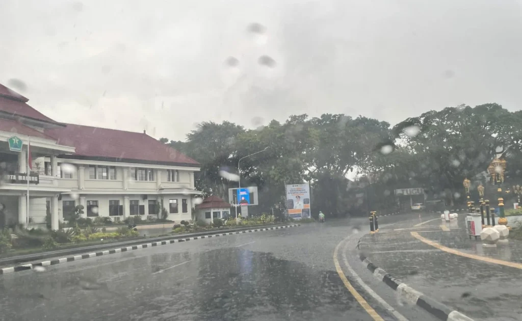 Beberapa daerah strategis, termasuk Jalan Sukarno-Hatta, SawoJajar, dan bahkan Balai Kota, tergenang air.