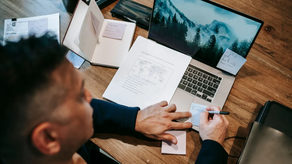 hustle culture lebih sering diasosiasikan dengan orang dewasa yang mengejar karier dan status sosial dengan cara yang cukup ekstrim.