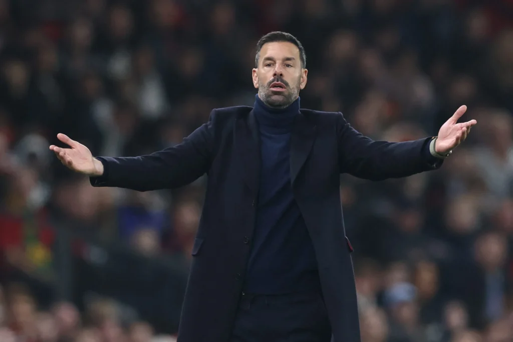 Pelatih interim Manchester United, Ruud van Nistelrooy, hanya membutuhkan satu pertandingan untuk melampaui rekor Erik ten Hag.