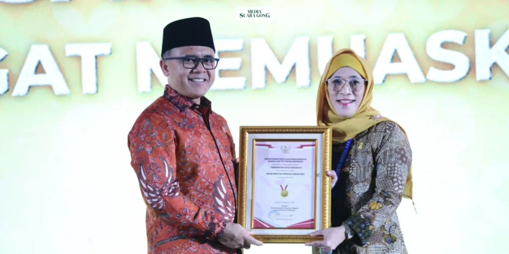 Penghargaan SAKIP AA yang diterima Wali Kota Surabaya, Eri Cahyadi, di Jakarta.