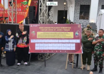 PJs Wali Kota Surabaya, Restu Novi Widiani, menghadiri kirab dan penyerahan maskot Pemilihan Kepala Daerah (Pilkada) serentak 2024.