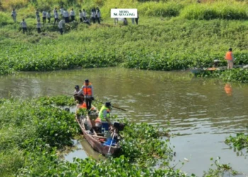 Perum Jasa Tirta I bersama PT Surabaya Industrial Estate Rungkut dan aktivis Peduli Sungai Surabaya menggelar kegiatan resik Sungai Wonokromo