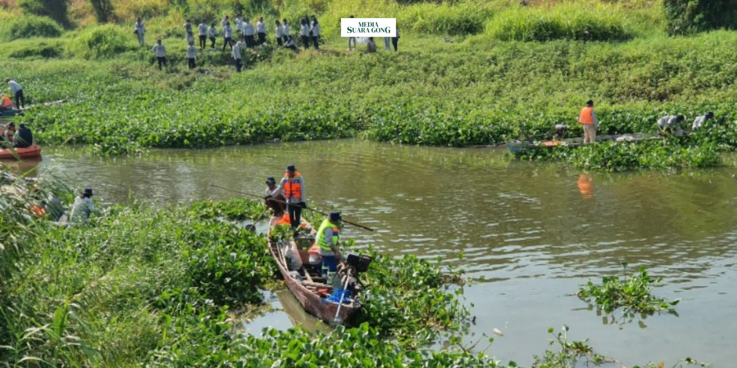 Perum Jasa Tirta I bersama PT Surabaya Industrial Estate Rungkut dan aktivis Peduli Sungai Surabaya menggelar kegiatan resik Sungai Wonokromo