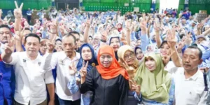 Gaes !!! Ribuan Buruh Pabrik Kertas Tjiwi Kimia Tbk Sambut Khofifah di Pilgub Jatim 2024