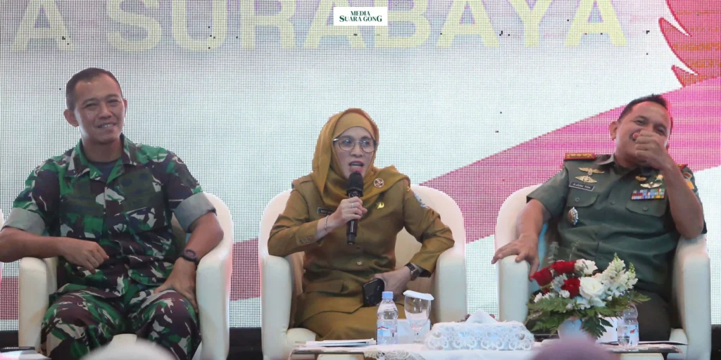 PJs Wali Kota Surabaya, memberikan pengarahan kepada Forum Forkopimcam terkait persiapan menjelang Pilkada Serentak tahun 2024