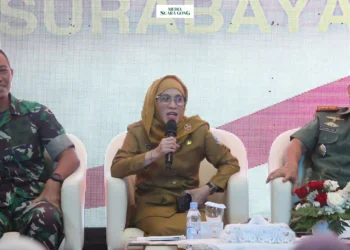 PJs Wali Kota Surabaya, memberikan pengarahan kepada Forum Forkopimcam terkait persiapan menjelang Pilkada Serentak tahun 2024