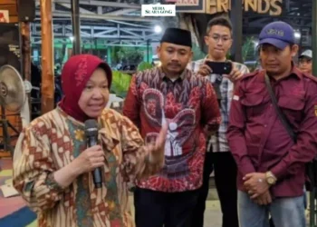 Kunjungan Bu Risma, di Kabupaten Ngawi, mempertemukan kaum milenial dengan calon pemimpinnya dalam acara Ngopi Bersama. Acara ini berlangsung di Alas Kafe pada Senin (14/10/2024) Lalu.