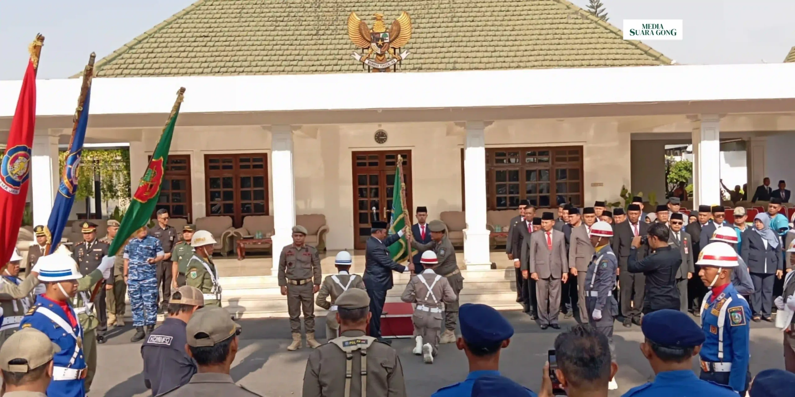 Kirab Pataka Jer Basuki Mawa Beya, tiba di Pendopo Kabupaten Jombang. Tepat pada Selasa (1/10/2024) kemarin.