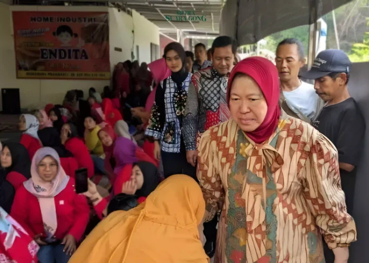 Tri Rismaharini mengadakan silaturahmi dengan seratusan perajin tempe di Desa Karang Tengah Prandon, Kabupaten Ngawi.