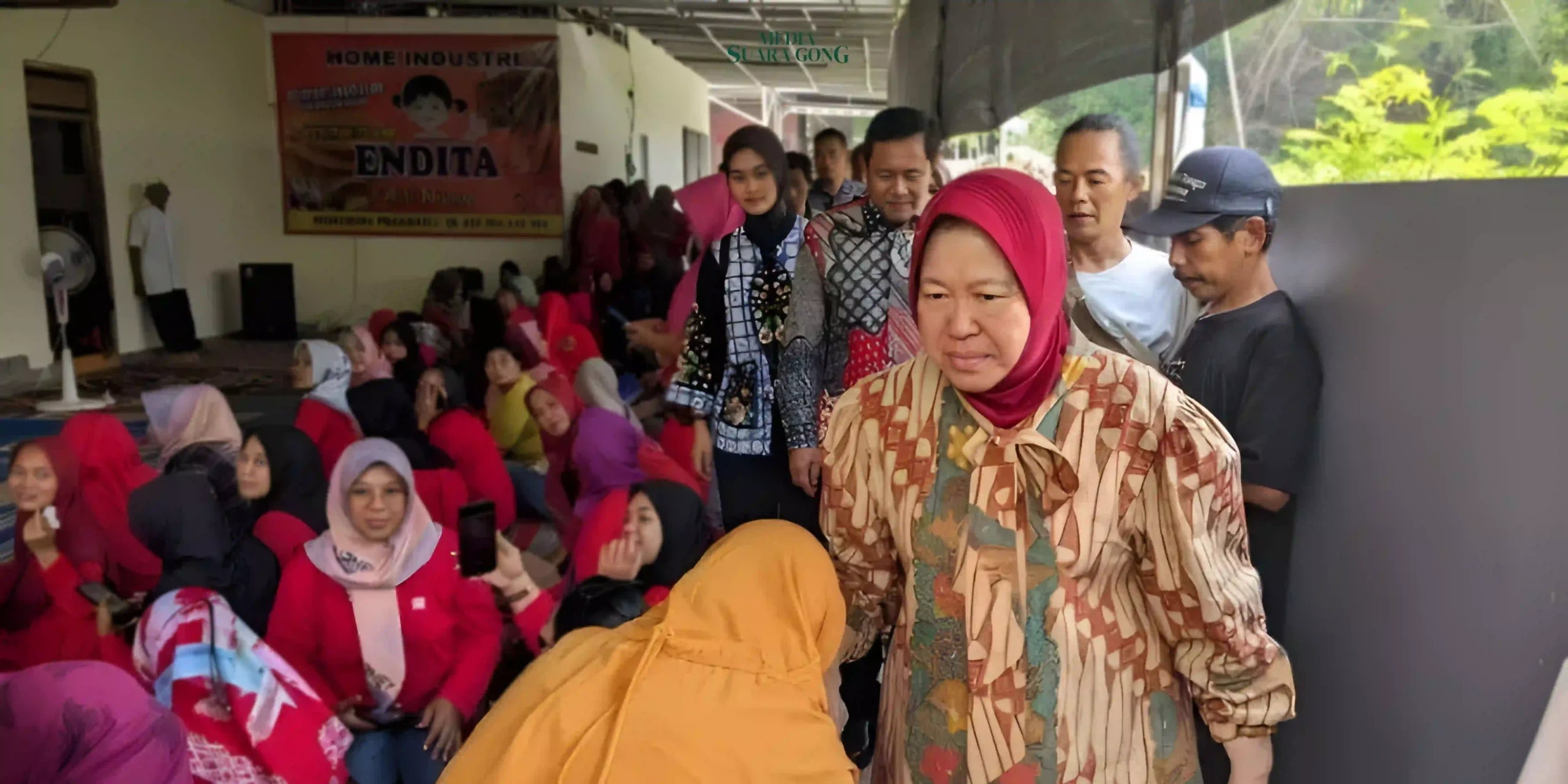 Tri Rismaharini mengadakan silaturahmi dengan seratusan perajin tempe di Desa Karang Tengah Prandon, Kabupaten Ngawi.