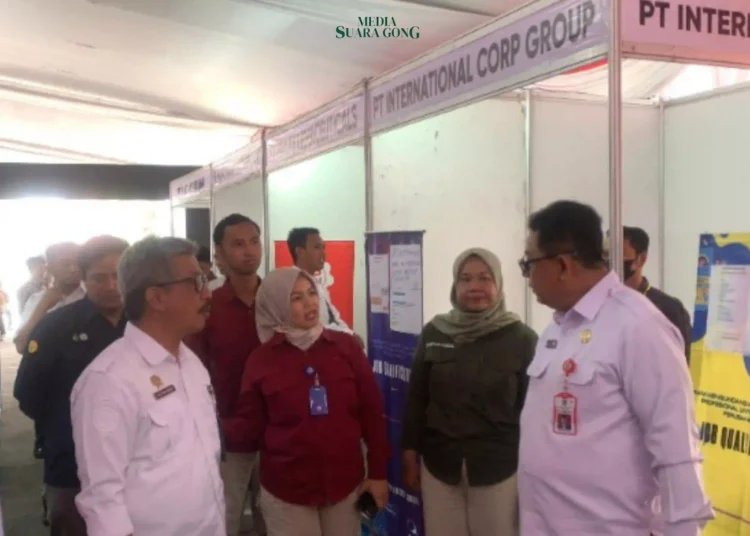 Kepala Dinas Tenaga Kerja dan Transmigrasi Jawa Timur, Sigit Priyanto, secara resmi membuka Mini Job Fair atau Career Day.