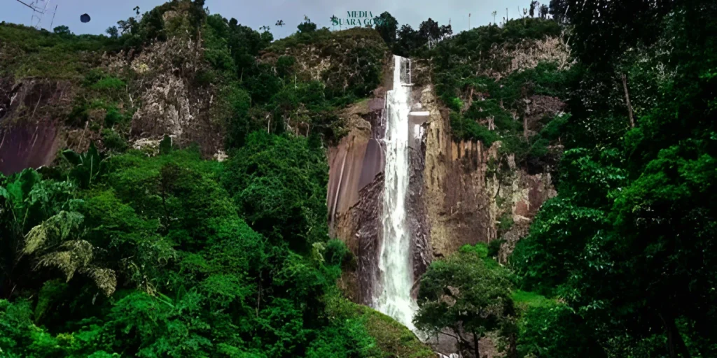 Sumatra Utara memiliki banyak destinasi wisata alam yang memukau, salah satunya adalah Air Terjun Ponot yang terletak di Desa Tangga, Kecamatan Aek Songsongan, Kabupaten Asahan.