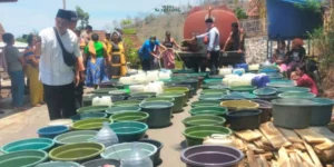 Gaes !!! BPBD Jatim Salurkan 15 Ribu Liter Air Bersih di Gunung Putri Situbondo