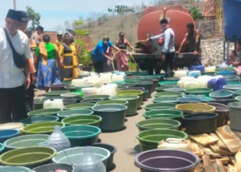 BPBD Jatim mendistribusikan 15 ribu liter air bersih kepada warga Desa Gunung Putri, Kecamatan Suboh, Situbondo yang terdampak kekeringan