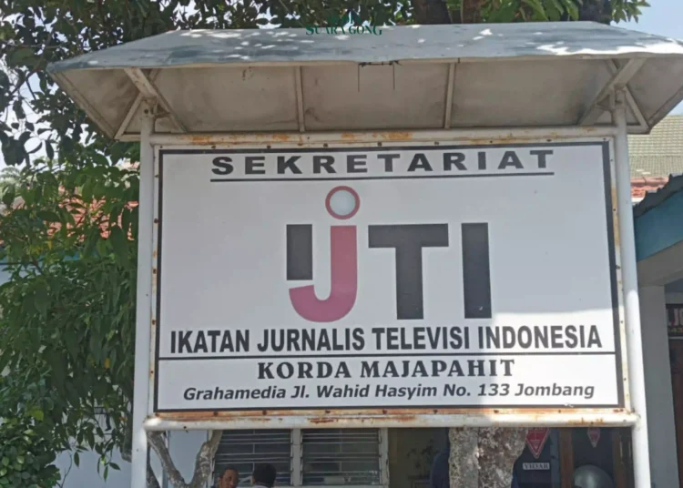 Jurnalis stasiun televisi di Kabupaten Jombang, Jawa Timur, melayangkan kritik tajam terhadap institusi kepolisian setempat, Polres Jombang.