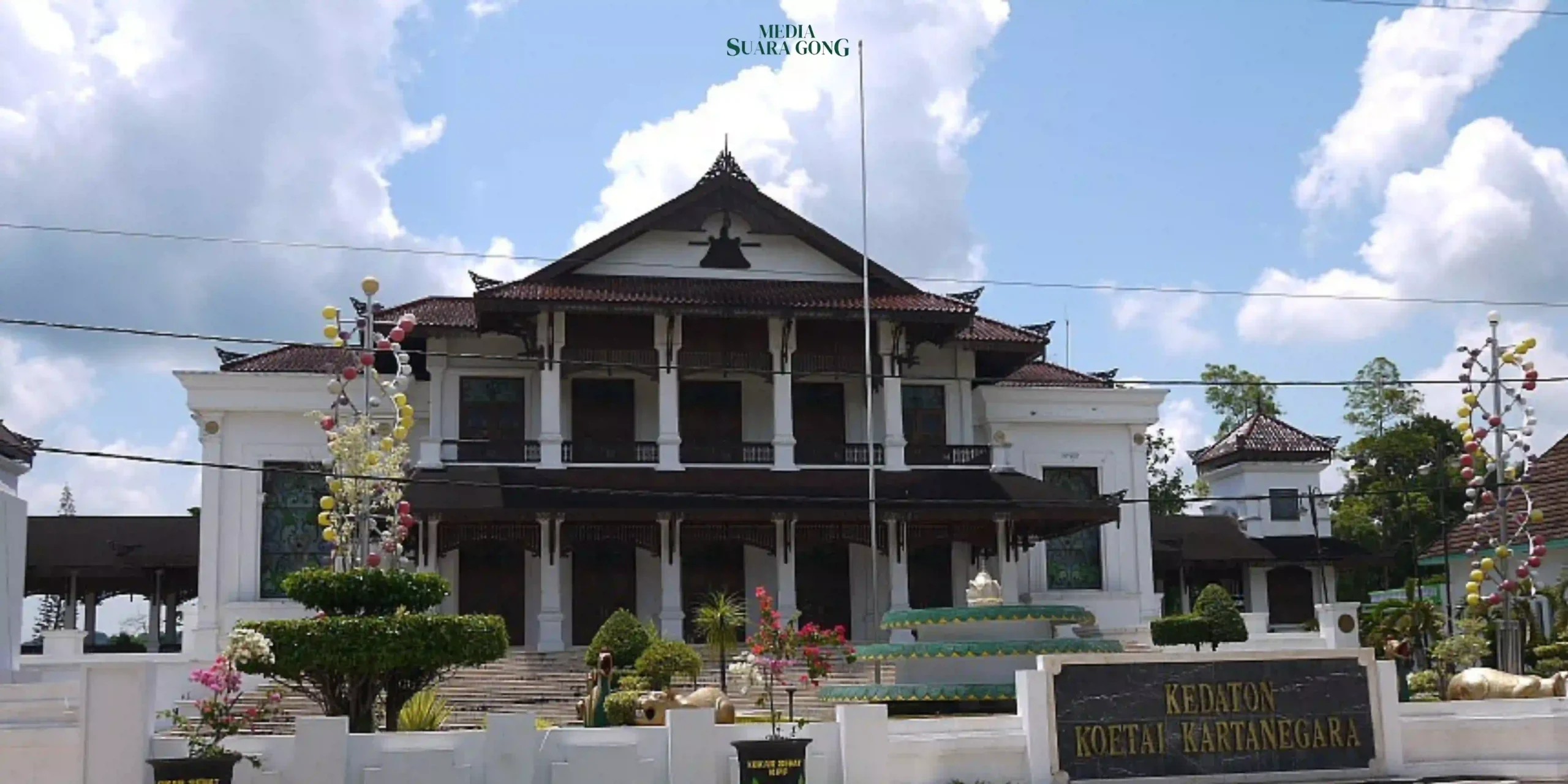 Kalimantan Timur memiliki kedaton yang berperan besar dalam perjalanan sejarah Nusantara yaitu Kedaton Kutai Kartanegara.