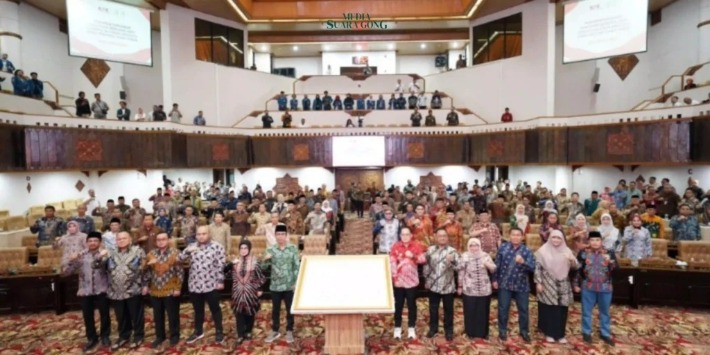 Gaes !!! Pj. Gubernur Jawa Timur Saksikan Komitmen Antikorupsi DPRD