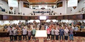 Gaes !!! Pj. Gubernur Jawa Timur Saksikan Komitmen Antikorupsi DPRD