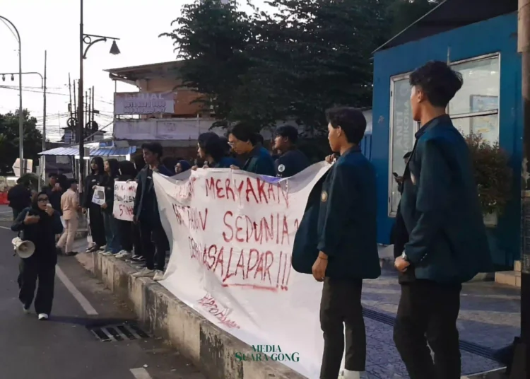 Dalam momentum transisi kepemimpinan negara yang baru, mahasiswa Universitas Brawijaya (UB) dari berbagai fakultas yang tergabung dalam rumpun agrokompleks menggelar aksi orasi terait isu pangan nasional di Hari Pangan