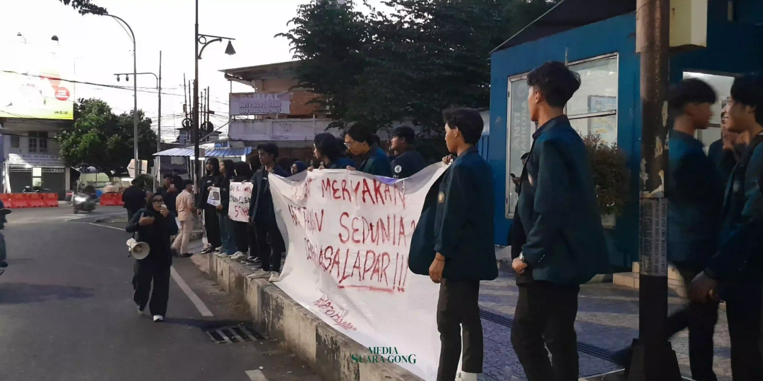 Dalam momentum transisi kepemimpinan negara yang baru, mahasiswa Universitas Brawijaya (UB) dari berbagai fakultas yang tergabung dalam rumpun agrokompleks menggelar aksi orasi terait isu pangan nasional di Hari Pangan