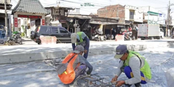 Pemkot Surabaya mempercepat proyek pengaspalan beberapa ruas jalan utama di kota ini guna mengatasi keluhan warga terkait masalah debu Jalan