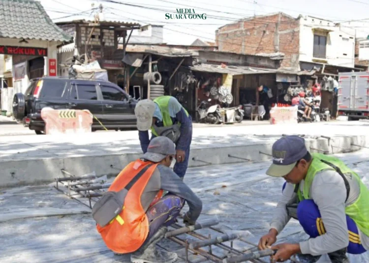 Pemkot Surabaya mempercepat proyek pengaspalan beberapa ruas jalan utama di kota ini guna mengatasi keluhan warga terkait masalah debu Jalan