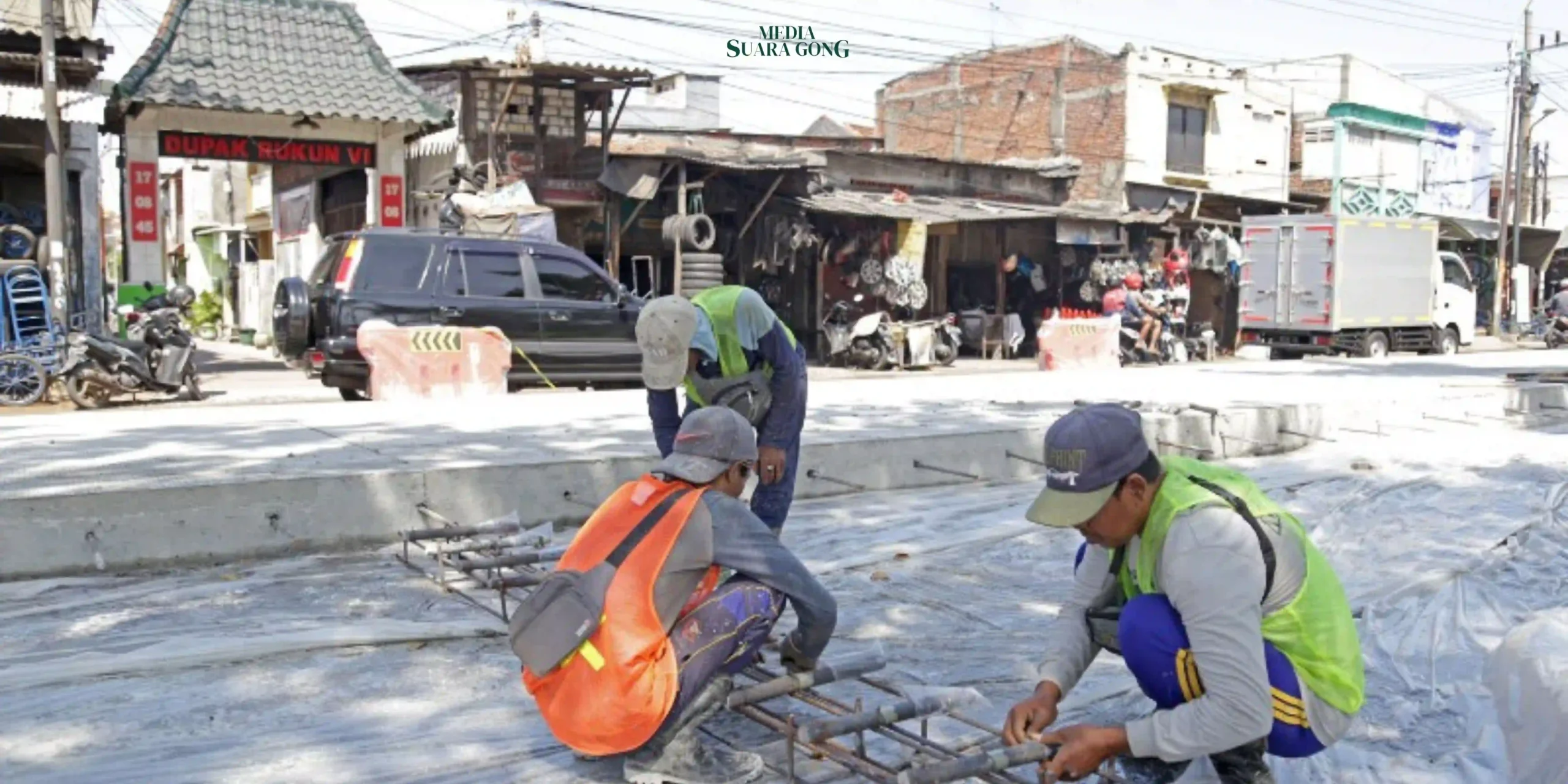 Pemkot Surabaya mempercepat proyek pengaspalan beberapa ruas jalan utama di kota ini guna mengatasi keluhan warga terkait masalah debu Jalan