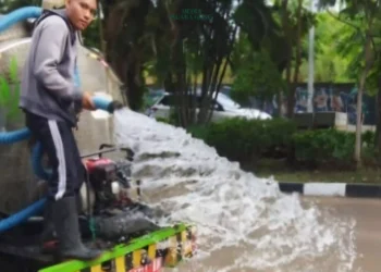 FT : Pemkot Surabaya fokus upayakan penyiraman yang dilakukan untuk mengurangi gangguan debu bagi pengguna jalan dan masyarakat sekitar/sc : Pemkot Surabaya