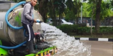 FT : Pemkot Surabaya fokus upayakan penyiraman yang dilakukan untuk mengurangi gangguan debu bagi pengguna jalan dan masyarakat sekitar/sc : Pemkot Surabaya