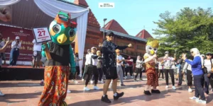 Gaes !!! Kirab Maskot Pilkada 2024 Hibur Warga Mojokerto