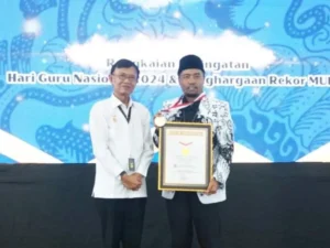 Gaes !!! Guru di Bangkalan Raih Rekor MURI dengan Menulis 2.637 Artikel