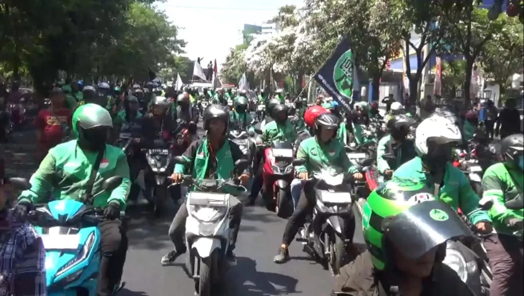 Ribuan pengemudi taksi dan ojek online yang tergabung dalam Driver Online Bubarkan Aplikator Nakal (DOBRAK) embali menggelar aksi damai.