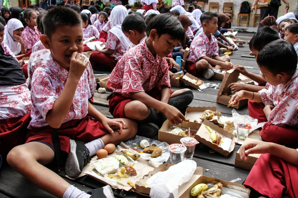 Prabowo Subianto baru-baru ini meluncurkan program “Makan Gizi Gratis” dengan membuka 85 kantor layanan yang tersebar di seluruh provinsi.