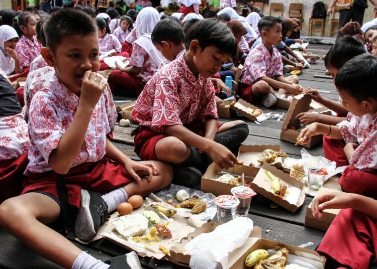 Prabowo Subianto baru-baru ini meluncurkan program “Makan Gizi Gratis” dengan membuka 85 kantor layanan yang tersebar di seluruh provinsi.