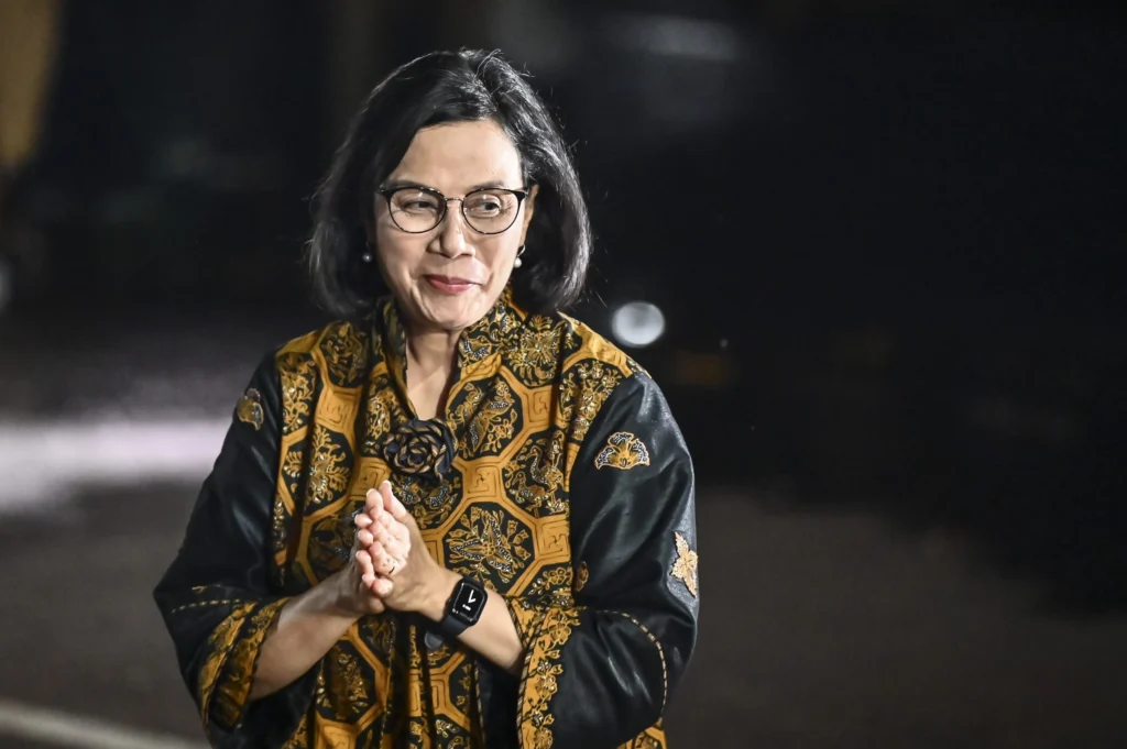 Menteri Keuangan Sri Mulyani Indrawati telah dipastikan kembali mengemban posisi sebagai menteri keuangan di bawah kabinet Prabowo Subianto.