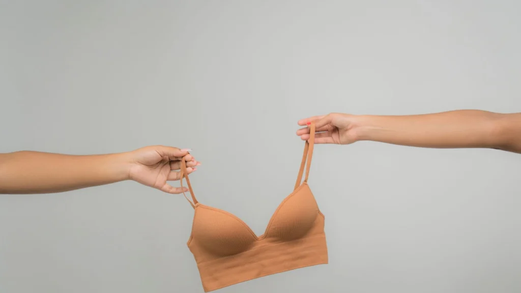 Pada 13 Oktober setiap tahunnya, dunia memperingati No Bra Day, yang mengimbau perempuan untuk melepaskan bra mereka selama satu hari.