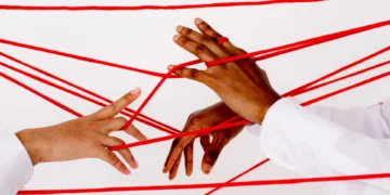 Inilah konsep menarik yang dikenal sebagai red string theory. Belakangan, teori ini menjadi perbincangan hangat di berbagai media sosial.